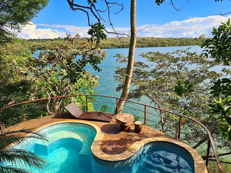Cabana na árvore à beira do lago com vista incrível