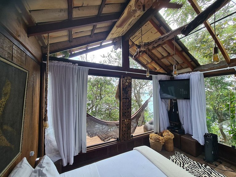 Cabana na árvore à beira do lago com vista incrível