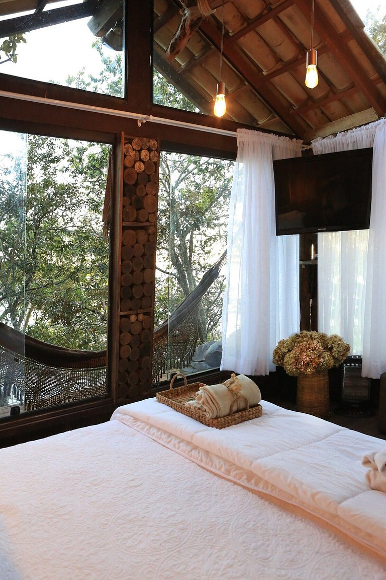 Cabana na árvore à beira do lago com vista incrível