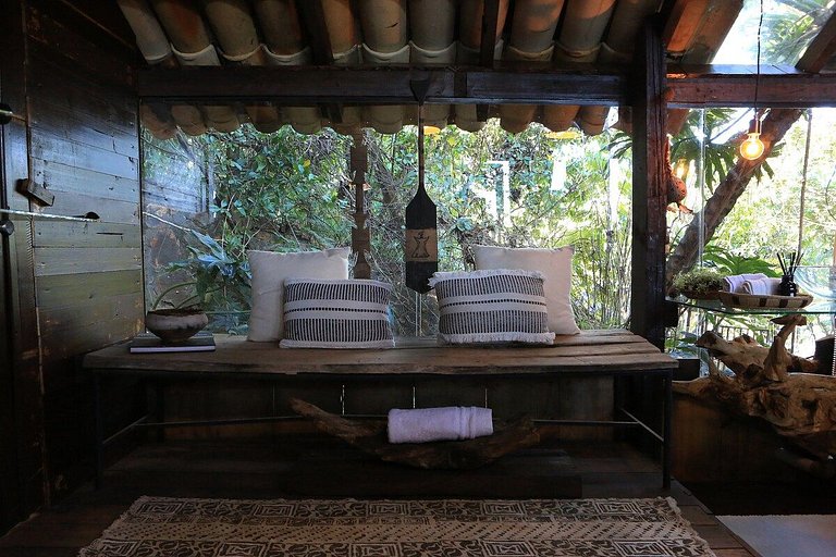 Cabana na árvore à beira do lago com vista incrível