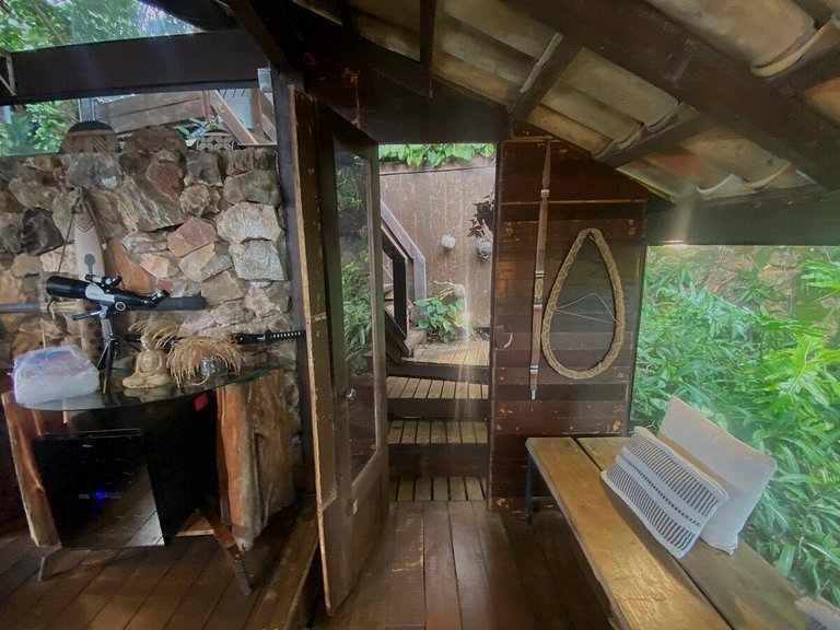 Cabana na árvore à beira do lago com vista incrível