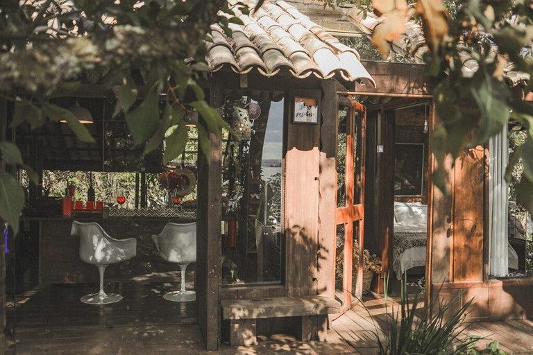 Cabana na árvore à beira do lago com vista incrível