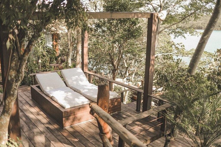 Cabana na árvore à beira do lago com vista incrível