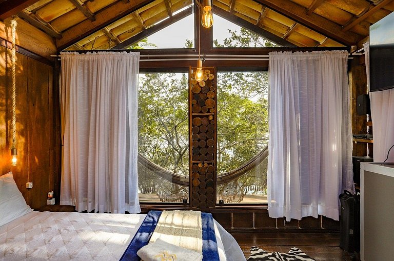 Cabana na árvore à beira do lago com vista incrível