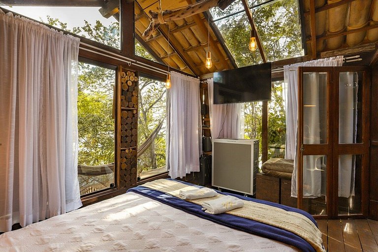 Cabana na árvore à beira do lago com vista incrível