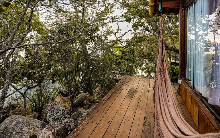 Cabana na árvore à beira do lago com vista incrível
