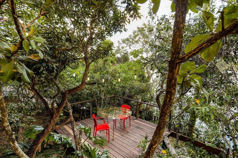 Cabana na árvore à beira do lago com vista incrível