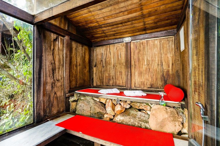 Cabana na árvore à beira do lago com vista incrível