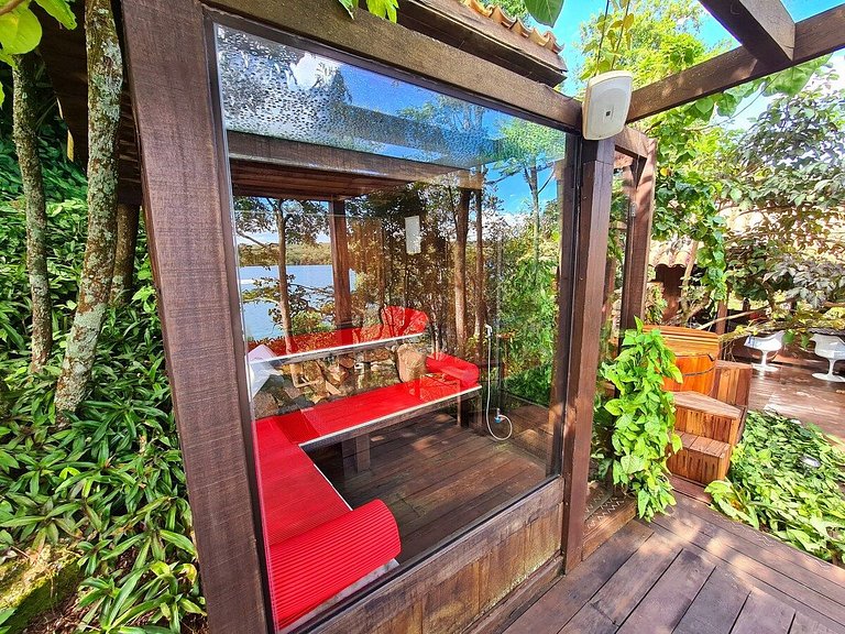 Cabana na árvore à beira do lago com vista incrível