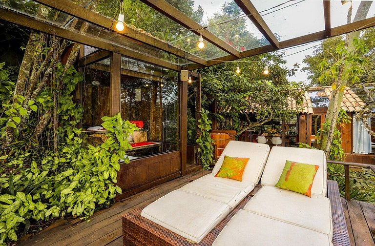 Cabana na árvore à beira do lago com vista incrível