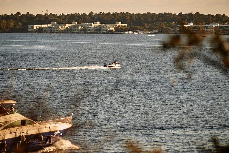 Cabana na árvore à beira do lago com vista incrível