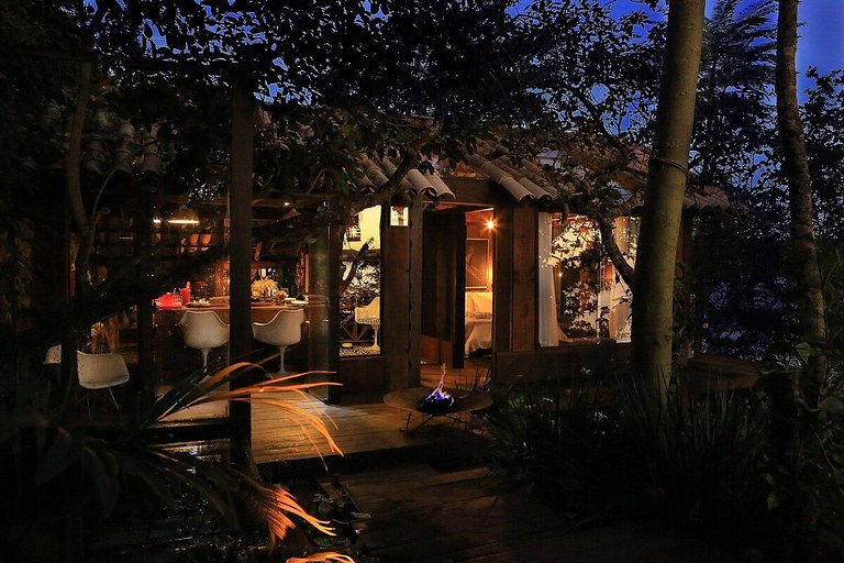 Cabana na árvore à beira do lago com vista incrível