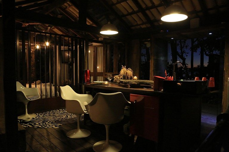 Cabana na árvore à beira do lago com vista incrível