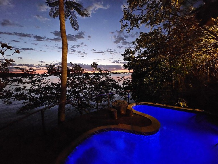 Cabana na árvore à beira do lago com vista incrível