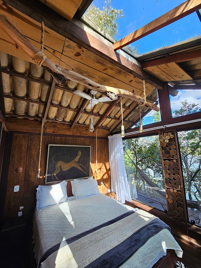 Cabana na árvore à beira do lago com vista incrível