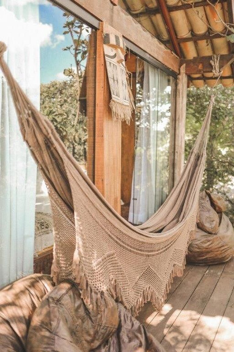 Cabana na árvore à beira do lago com vista incrível