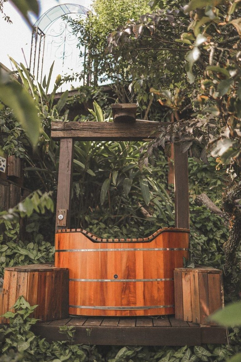 Cabana na árvore à beira do lago com vista incrível