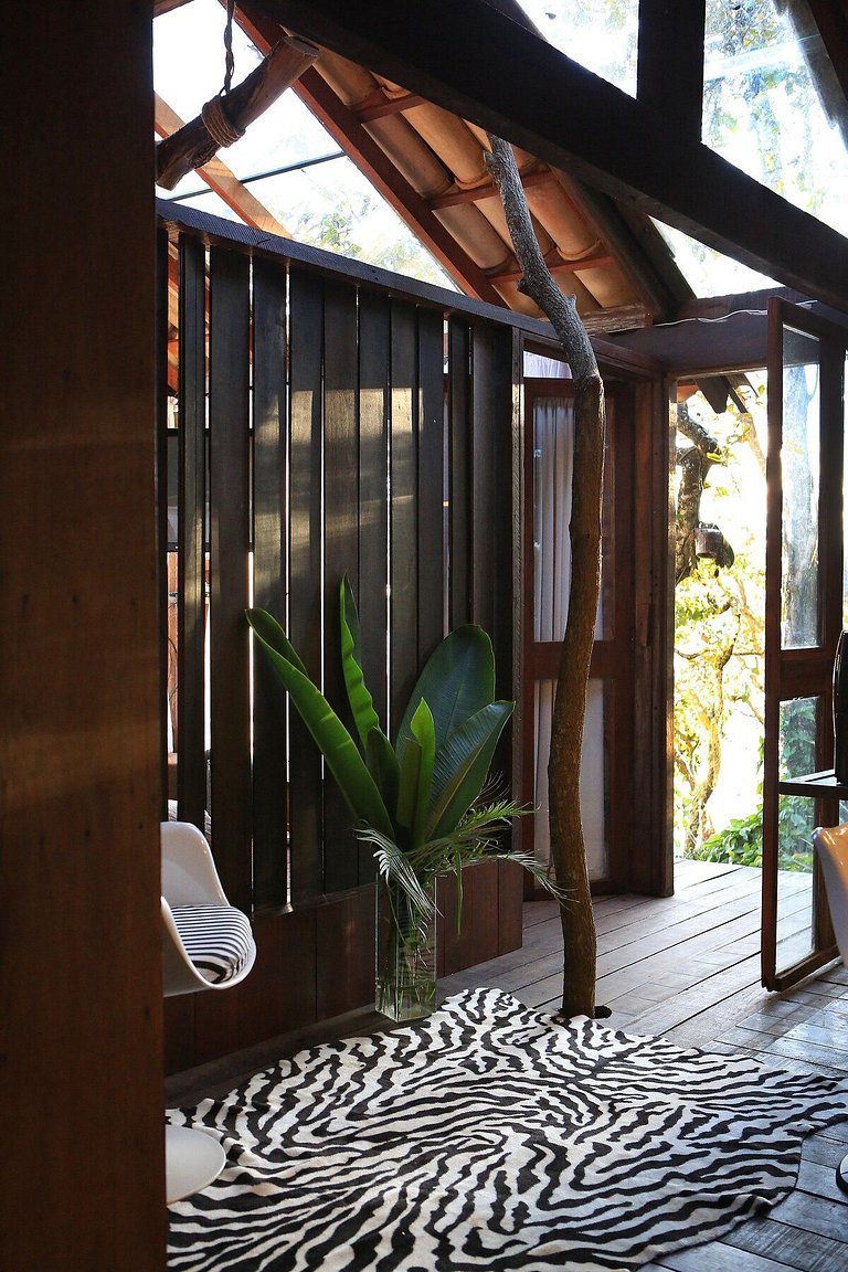 Cabana na árvore à beira do lago com vista incrível