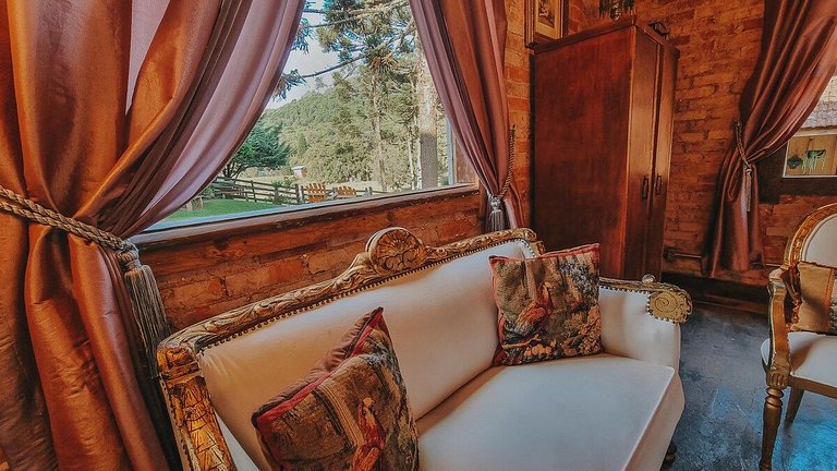 Casa histórica vista campo com banheira em Gramado