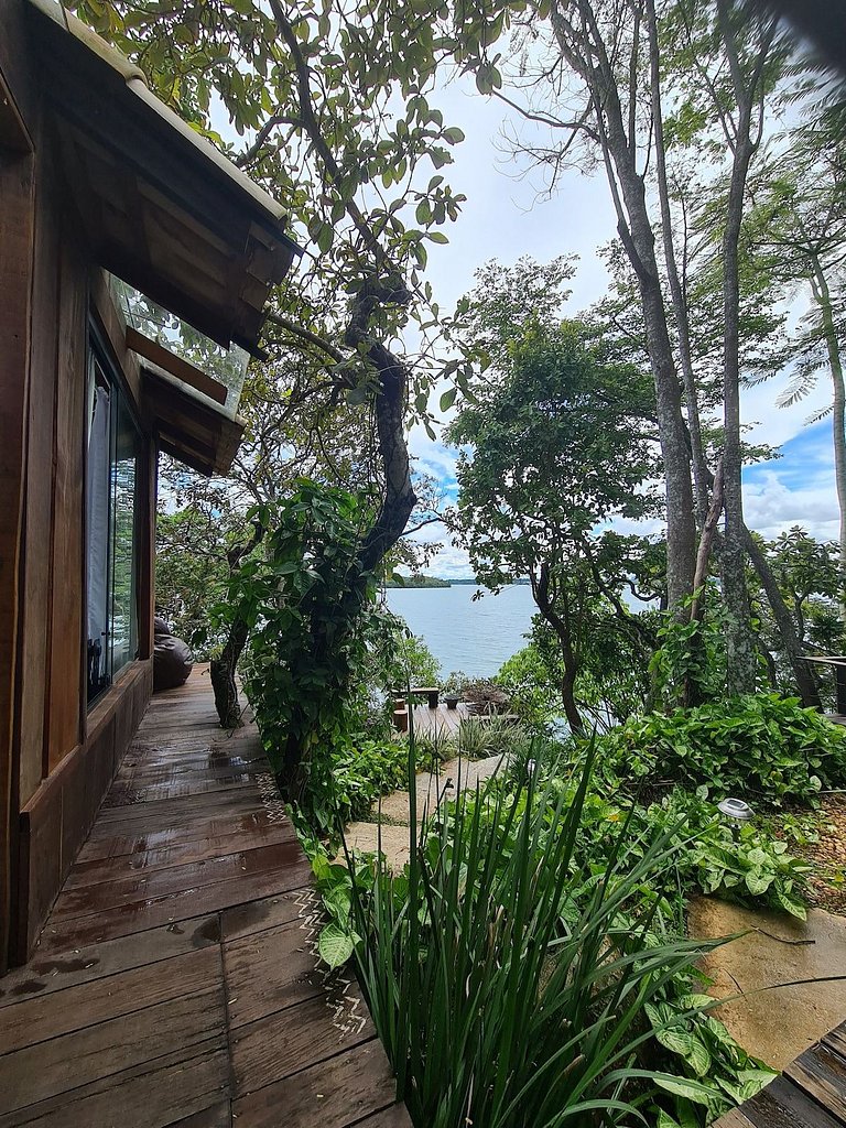 Cabana na árvore à beira do lago com vista incrível