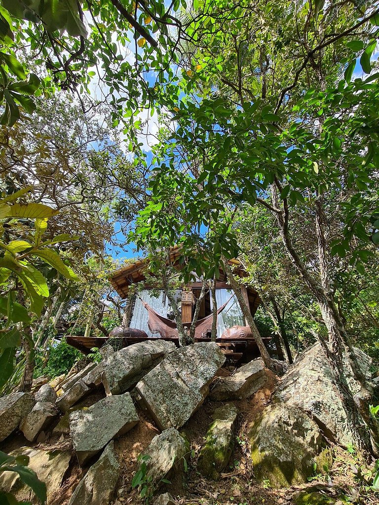 Cabana na árvore à beira do lago com vista incrível