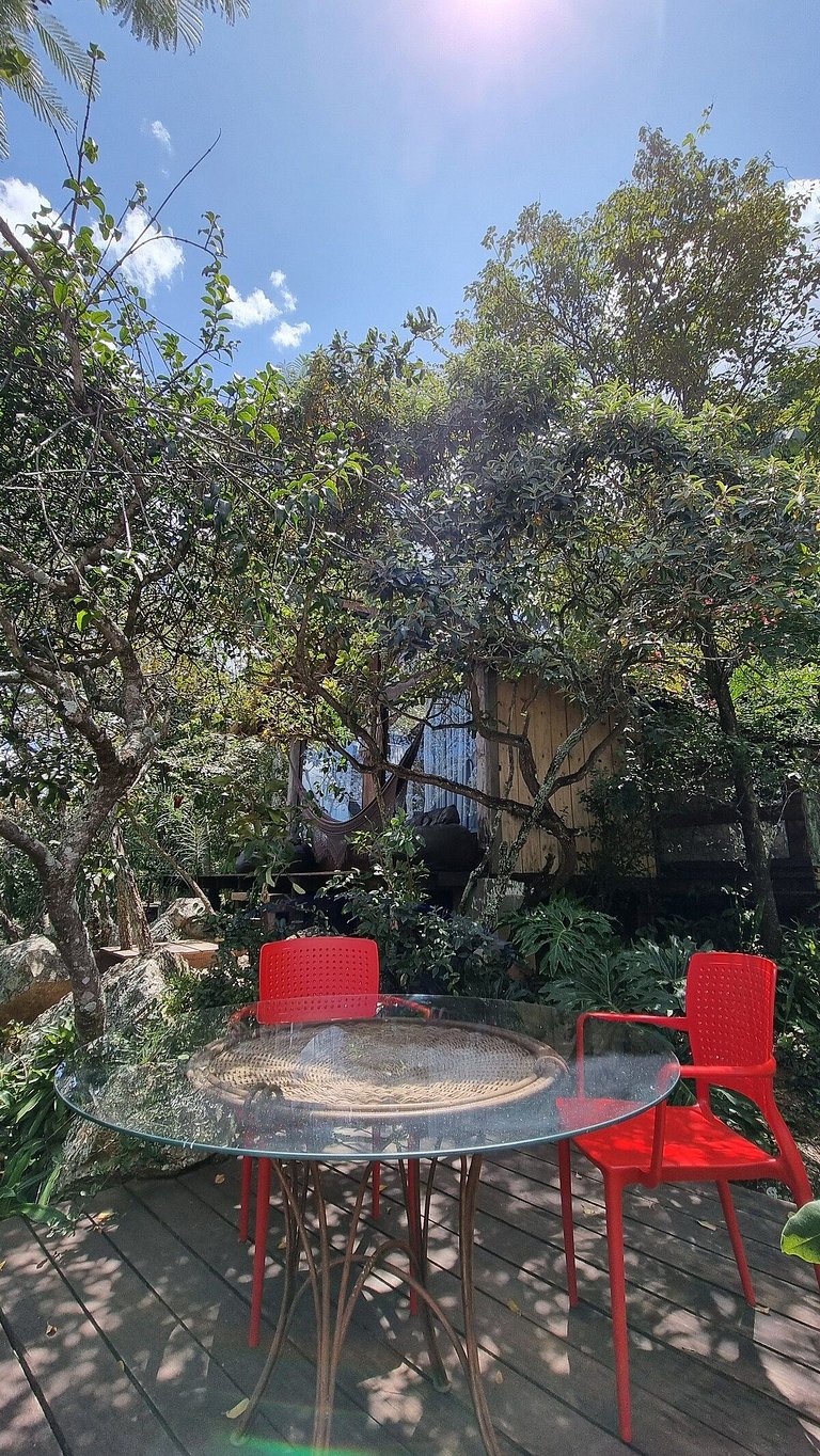 Cabana na árvore à beira do lago com vista incrível