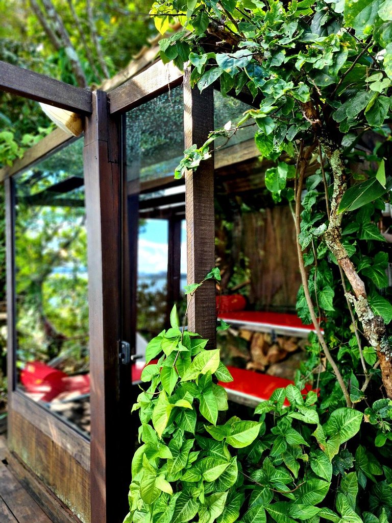 Cabana na árvore à beira do lago com vista incrível