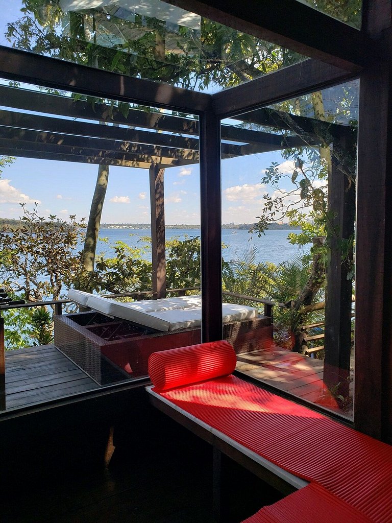 Cabana na árvore à beira do lago com vista incrível