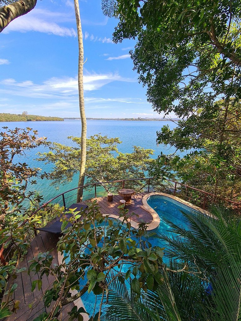 Cabana na árvore à beira do lago com vista incrível