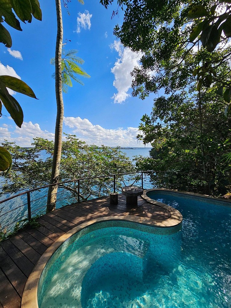 Cabana na árvore à beira do lago com vista incrível