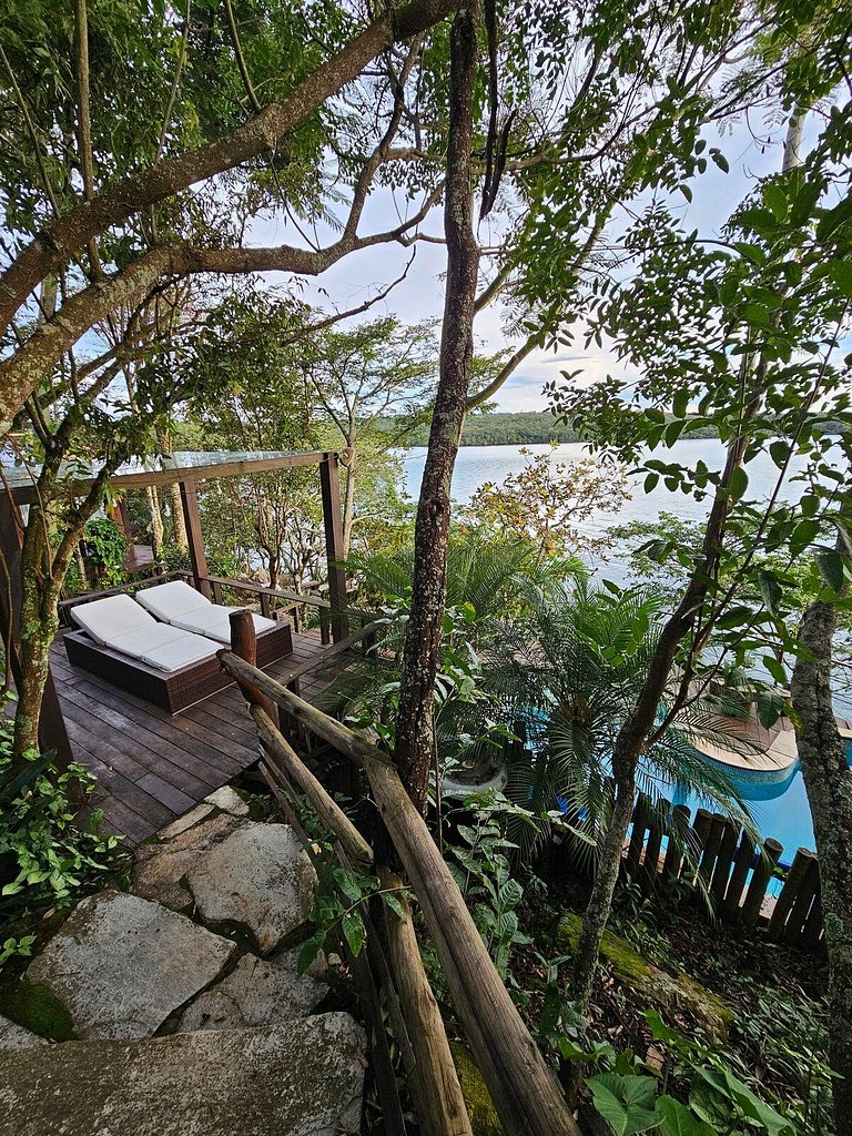 Cabana na árvore à beira do lago com vista incrível