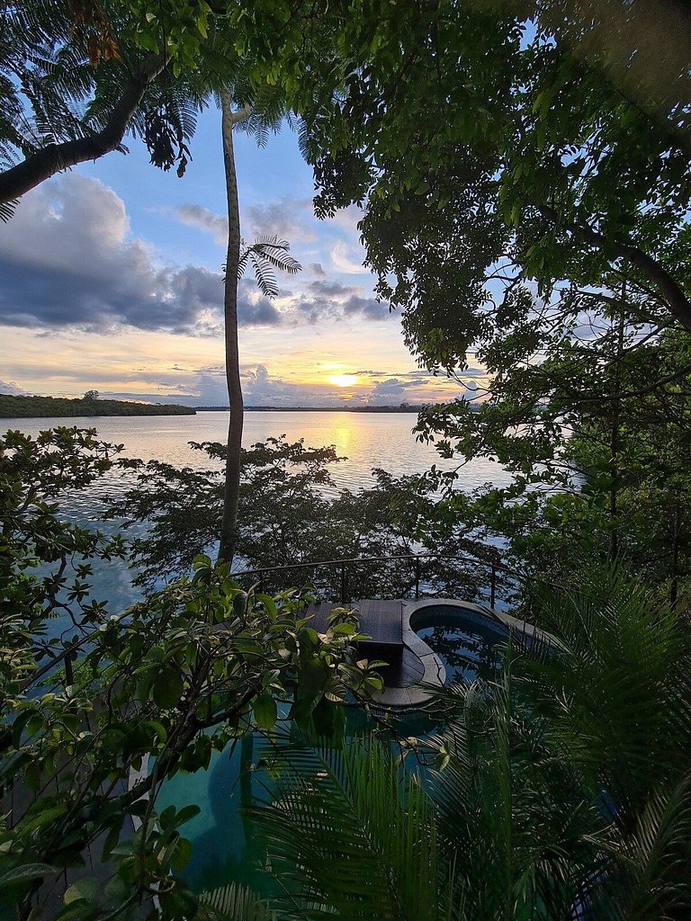 Cabana na árvore à beira do lago com vista incrível