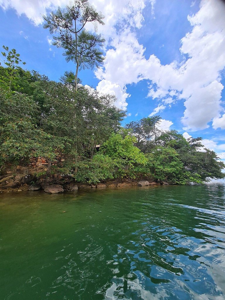 Cabana na árvore à beira do lago com vista incrível