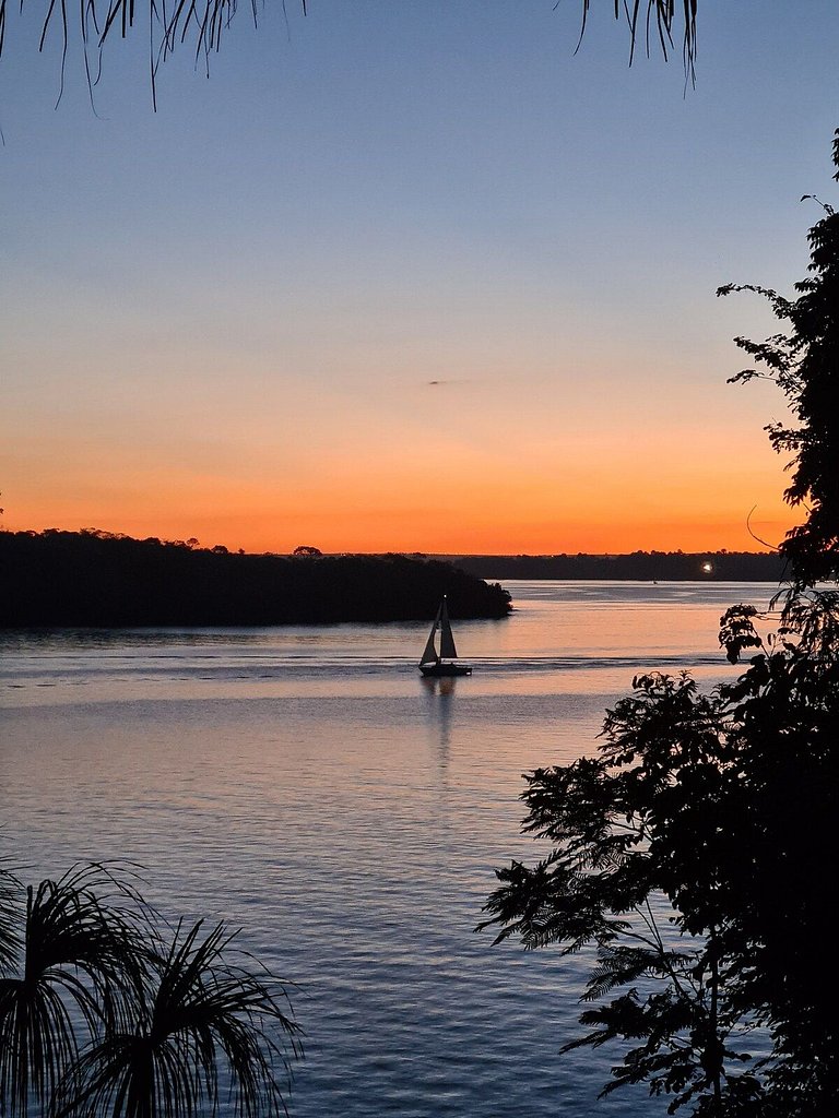Cabana na árvore à beira do lago com vista incrível