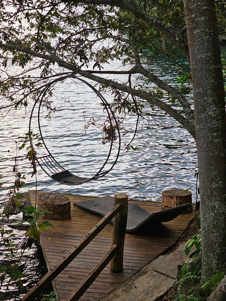 Cabana na árvore à beira do lago com vista incrível