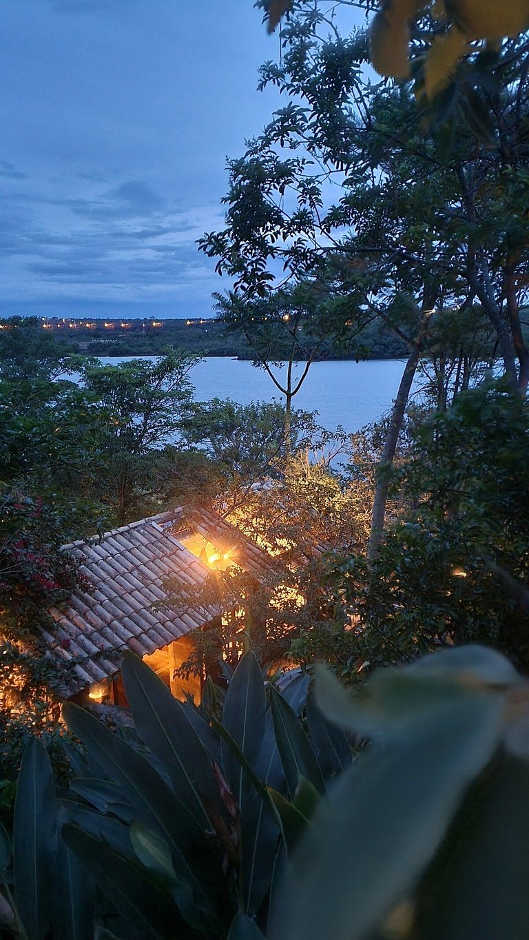 Cabana na árvore à beira do lago com vista incrível