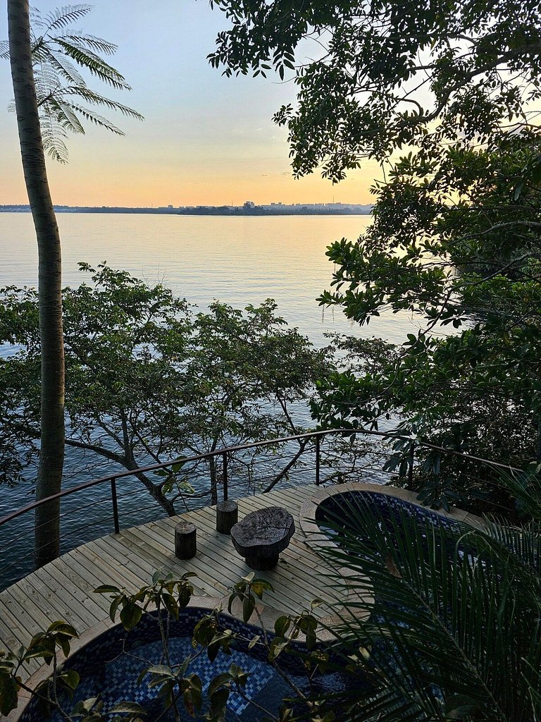 Cabana na árvore à beira do lago com vista incrível
