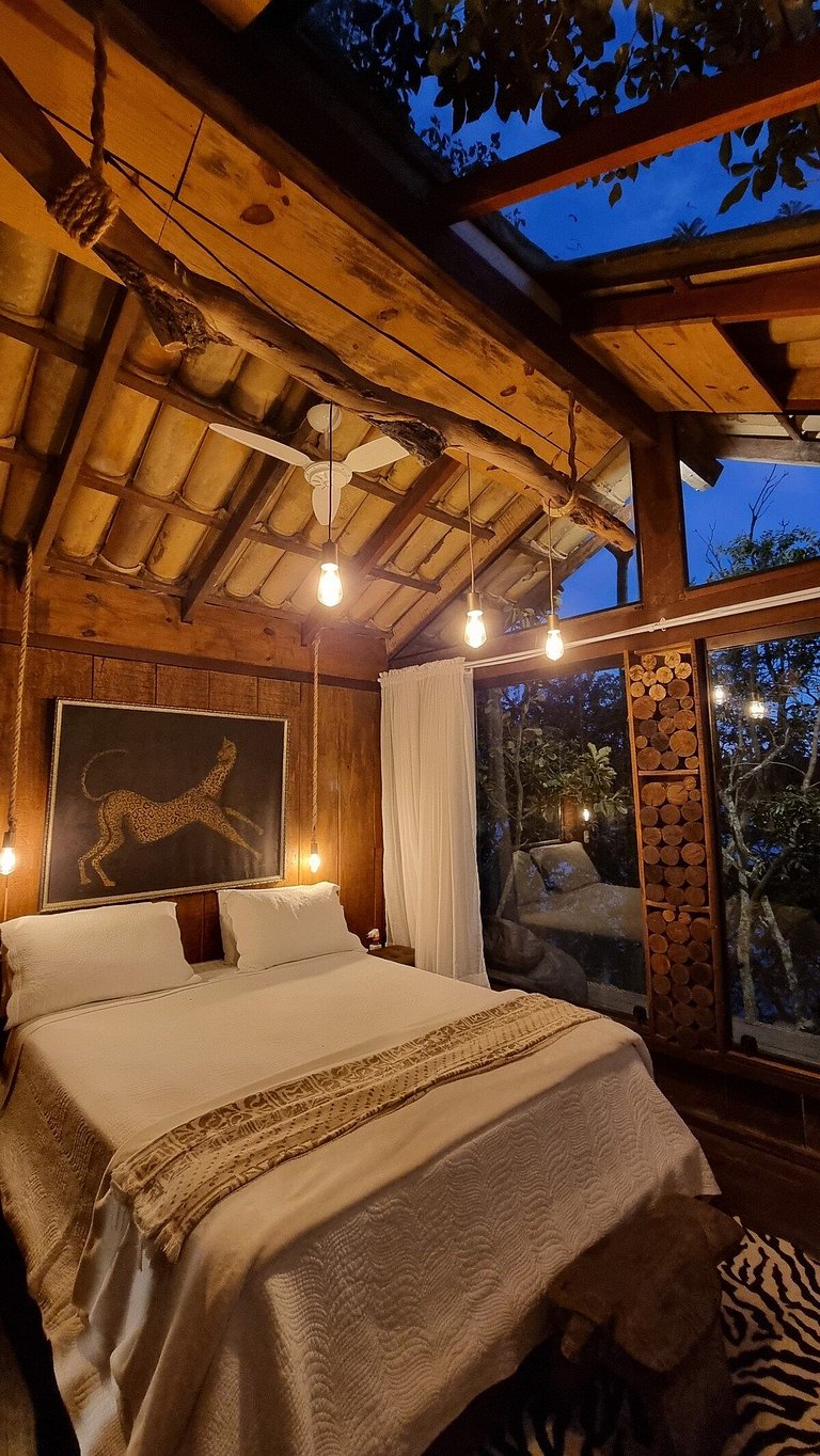 Cabana na árvore à beira do lago com vista incrível