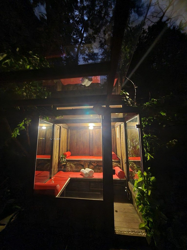 Cabana na árvore à beira do lago com vista incrível