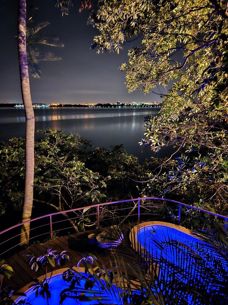 Cabana na árvore à beira do lago com vista incrível