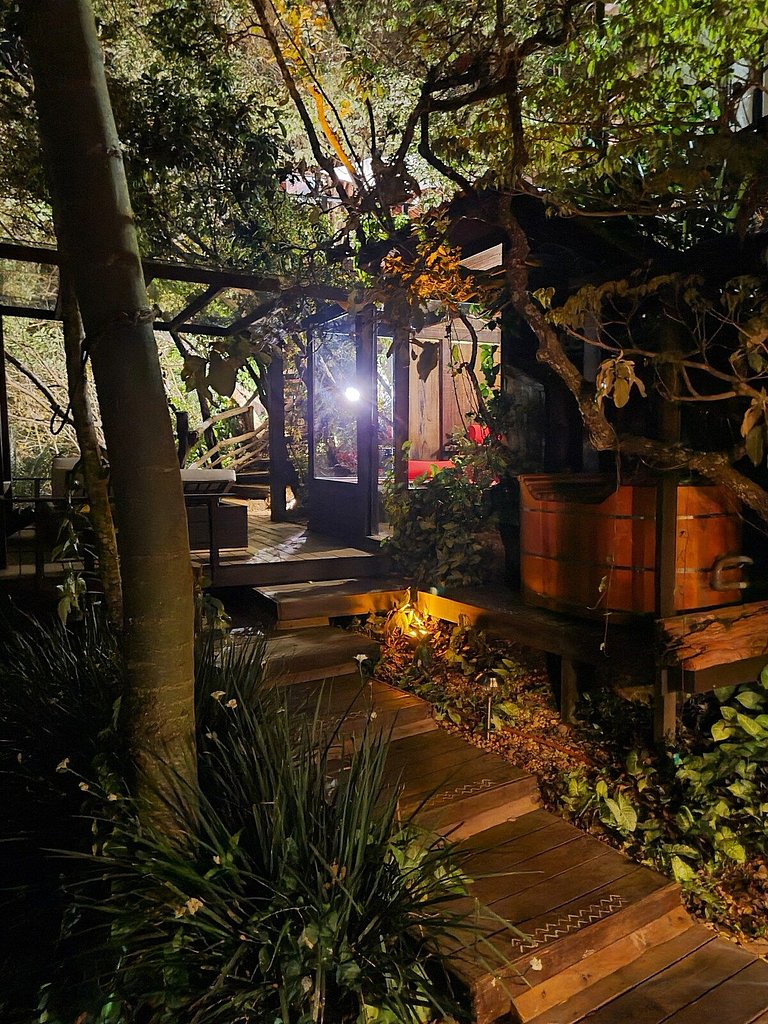 Cabana na árvore à beira do lago com vista incrível