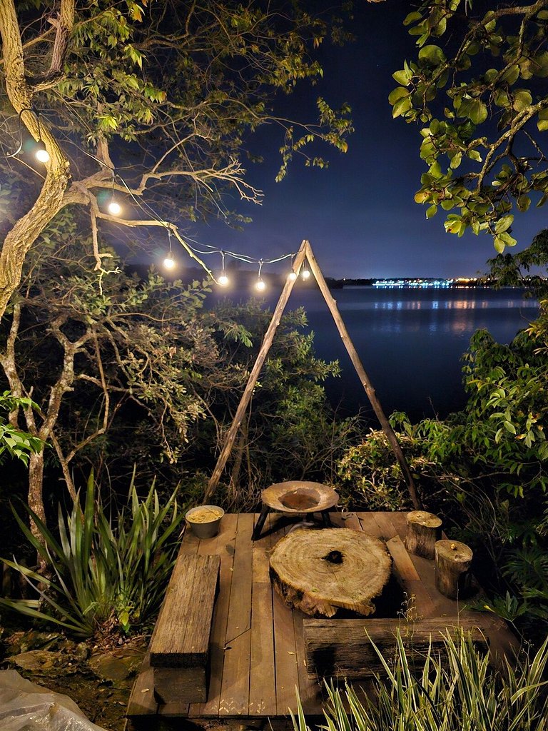 Cabana na árvore à beira do lago com vista incrível