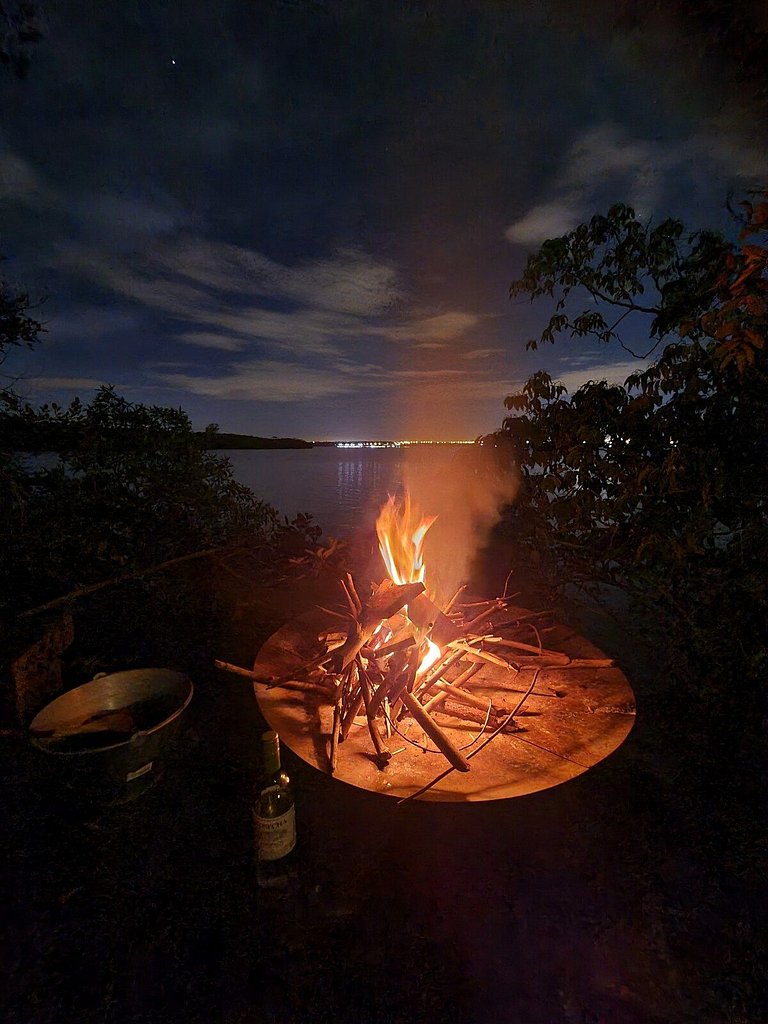 Cabana na árvore à beira do lago com vista incrível