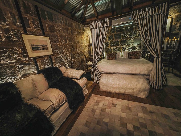 Casa de pedra antiga Vinícola Gramado com lareira