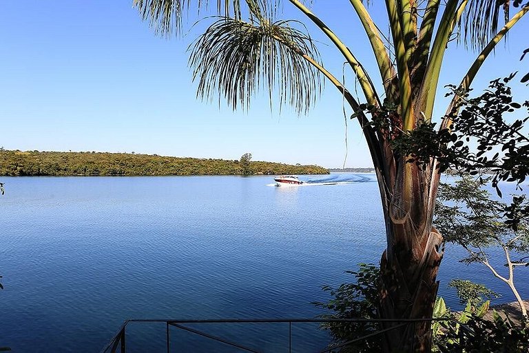 Microcasa Casa Barco na beira lago vista incrível