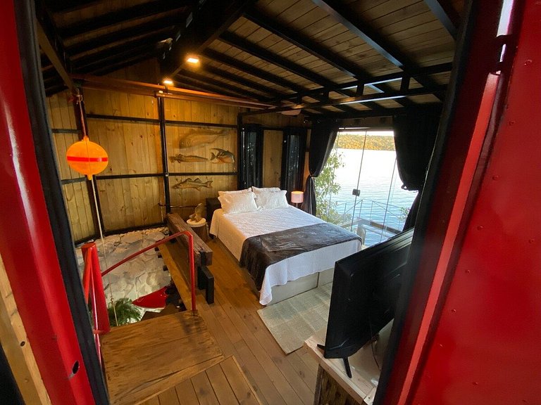 Microcasa Casa Barco na beira lago vista incrível