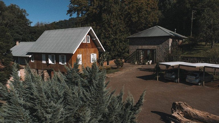 Casa de pedra antiga Vinícola Gramado com lareira