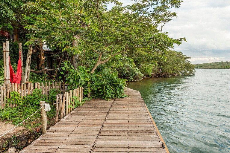 Microcasa Casa Barco na beira lago vista incrível