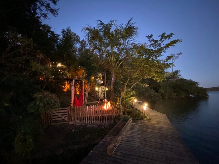 Microcasa Casa Barco na beira lago vista incrível