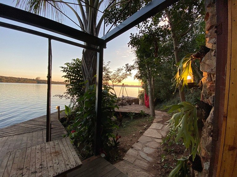 Microcasa Casa Barco na beira lago vista incrível